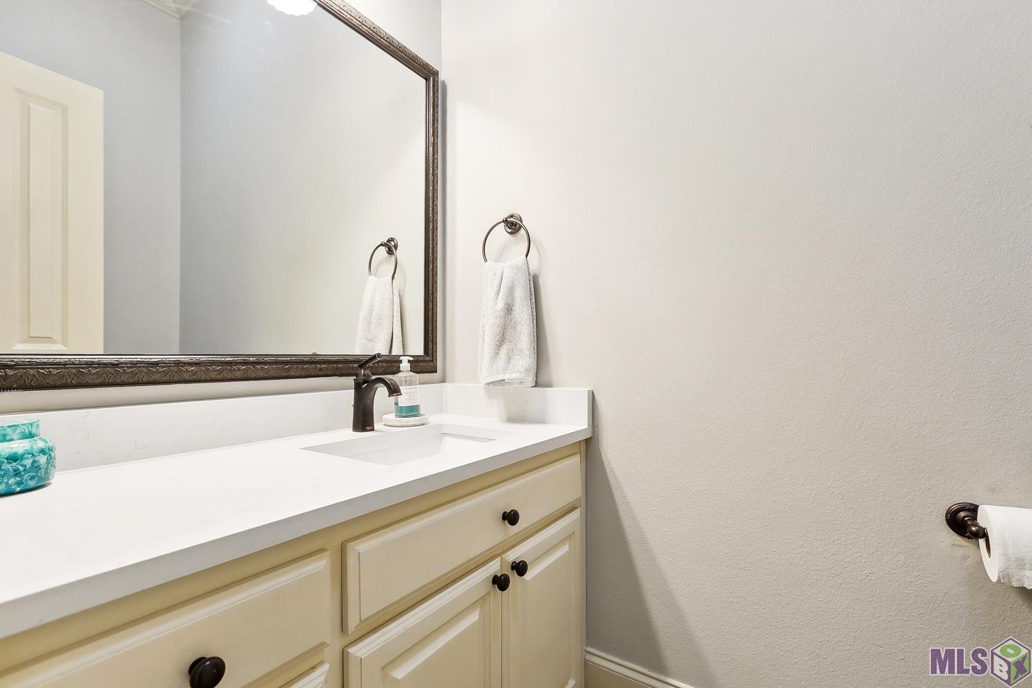 3005 Rue D Orleans Baton Rouge, LA 70810 - Photo 17 of 23 Powder room