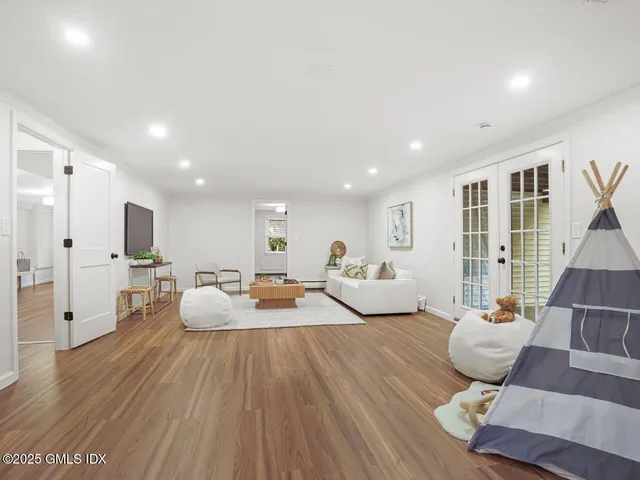 $10,000 | 48 Meyer Place, Riverside, CT 06878