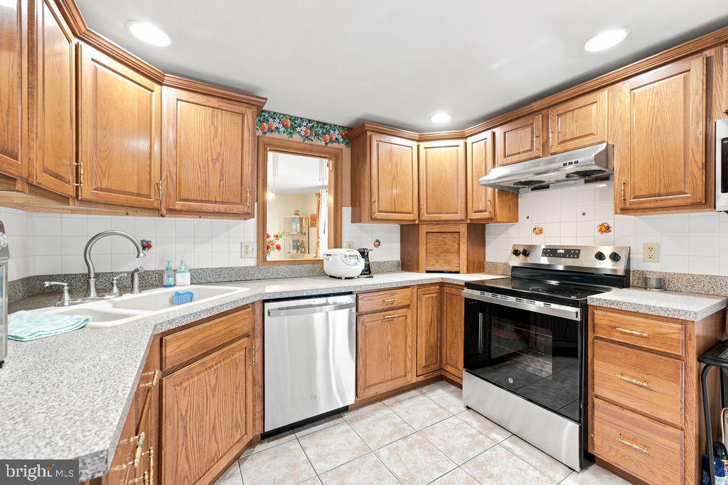 557 Covered Bridge Road Cherry Hill, NJ 08034 - Photo 11 of 43 Warm wood tones in a cozy kitchen.