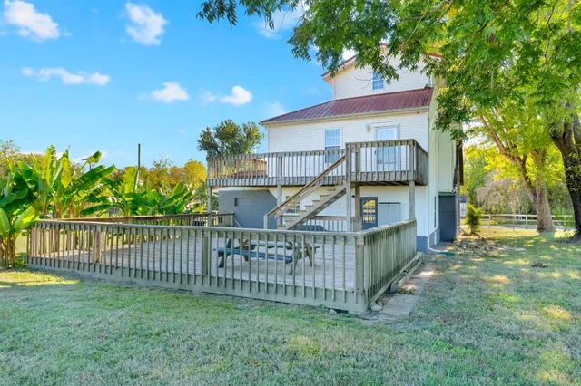 a view of a houses with a yard