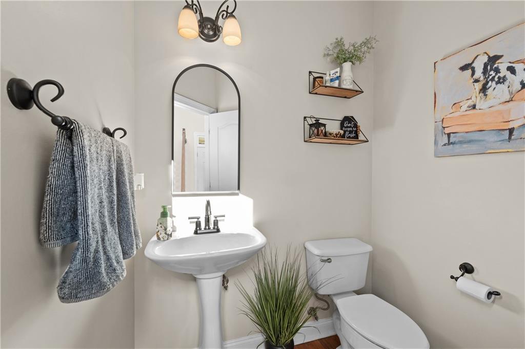129 Boulder View Court Dallas, GA 30157 - Photo 18 of 43 a bathroom with a sink a toilet and a mirror