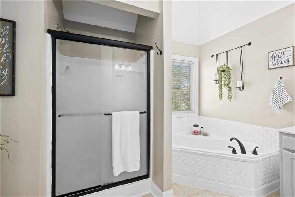 129 Boulder View Court Dallas, GA 30157 - Photo 24 of 43 a bathroom with a bathtub and a sink