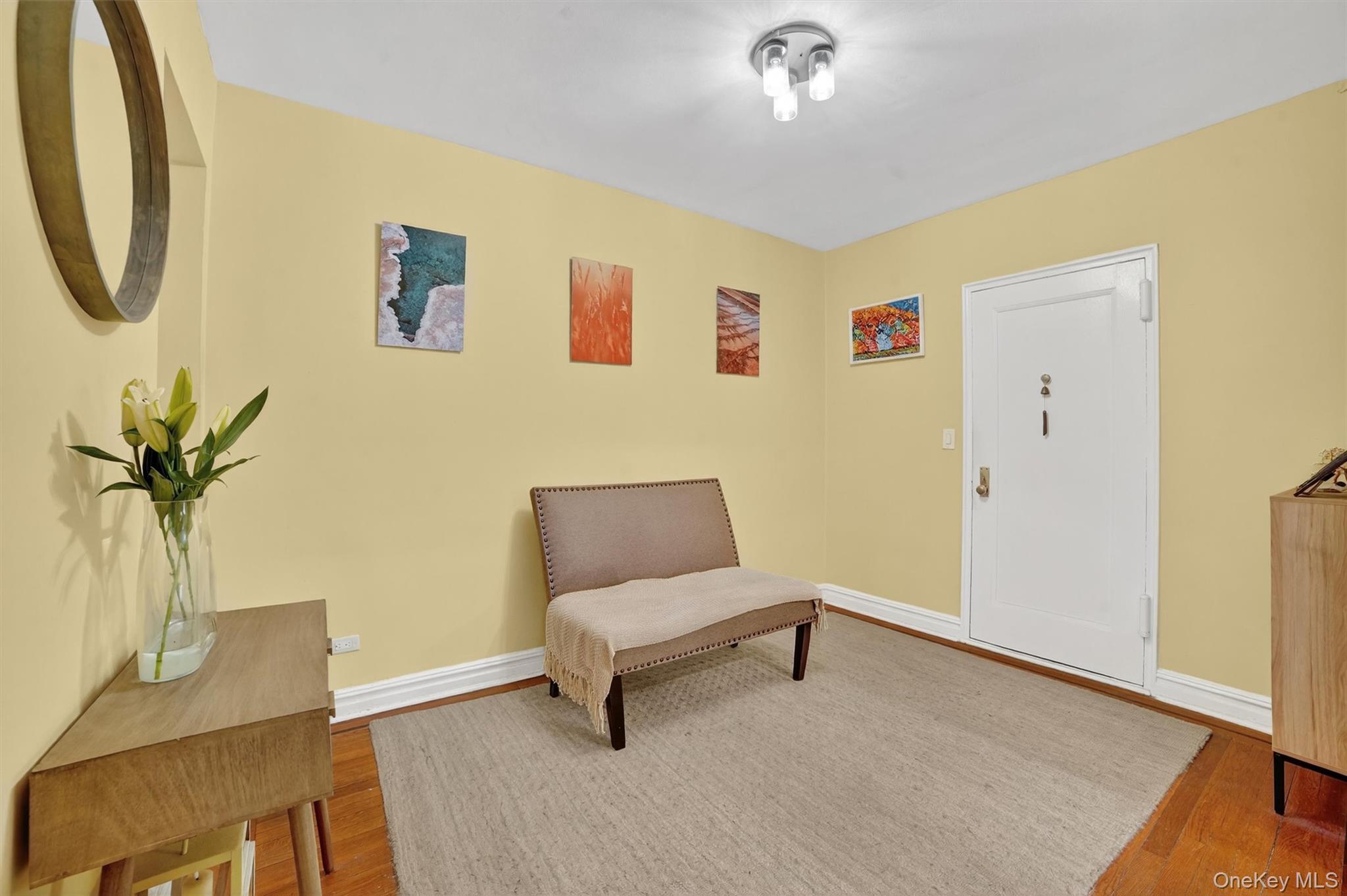 824 Palmer Road, Unit 2D Bronxville, NY 10708 - Photo 7 of 29 a living room with furniture and a potted plant