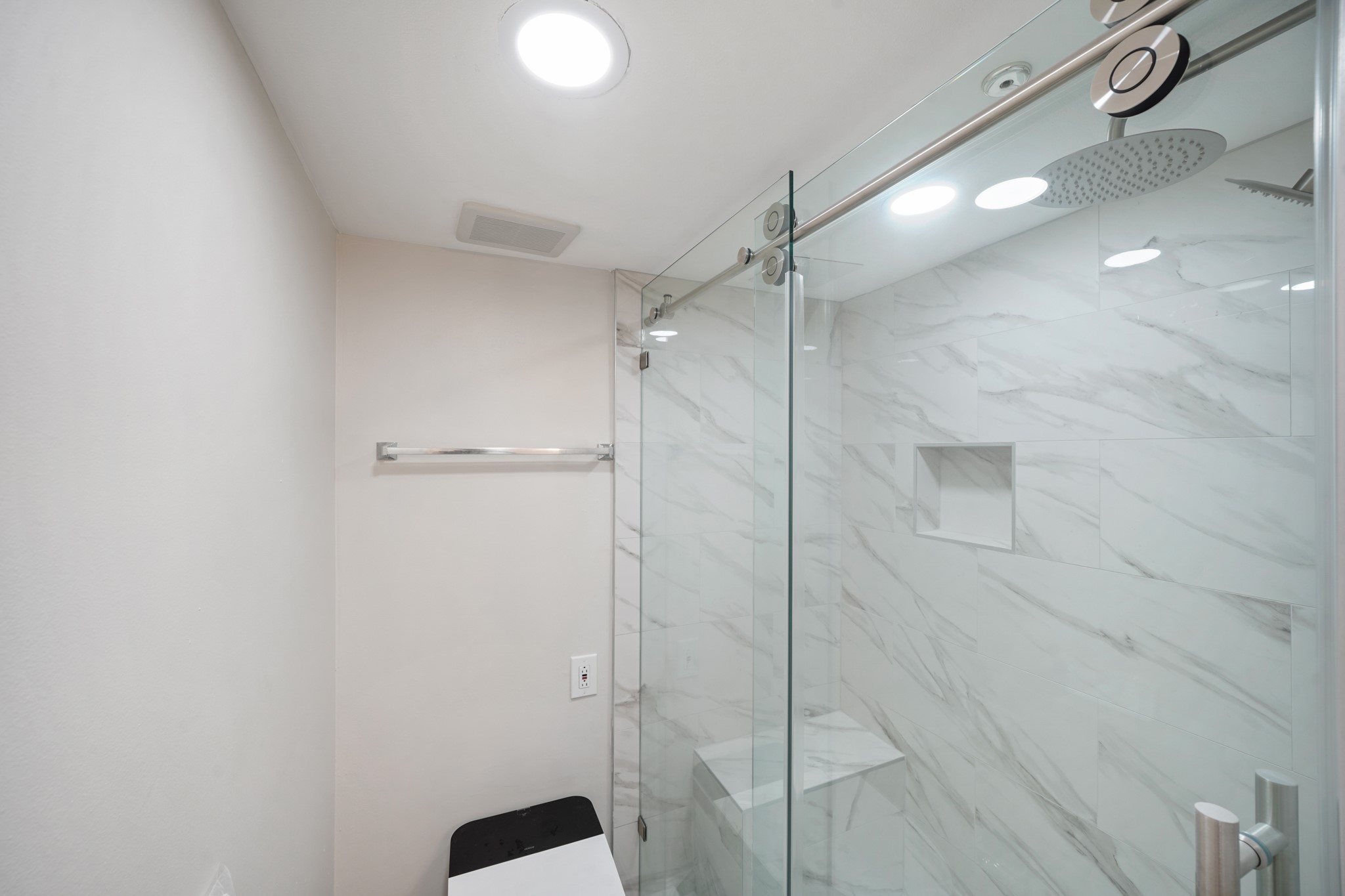 357 North Post Oak Lane, Unit 101 Houston, TX 77024 - Photo 9 of 19 It is complete with a glass enclosed walk-in shower with gorgeous tile walls.