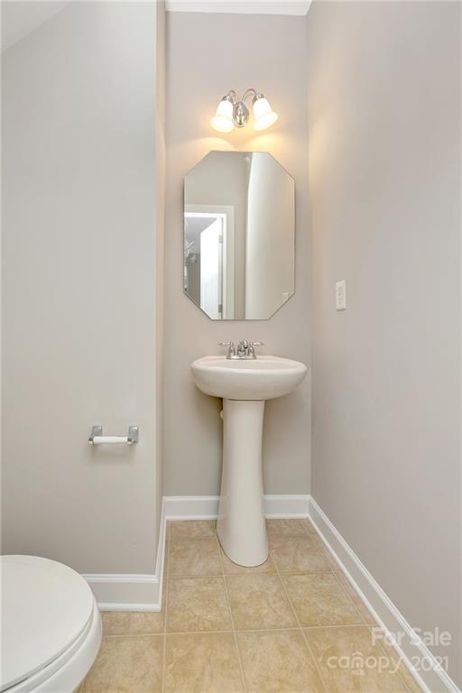 6931 Maricopa Road Charlotte, NC 28277 - Photo 15 of 31 a bathroom with a sink toilet and mirror