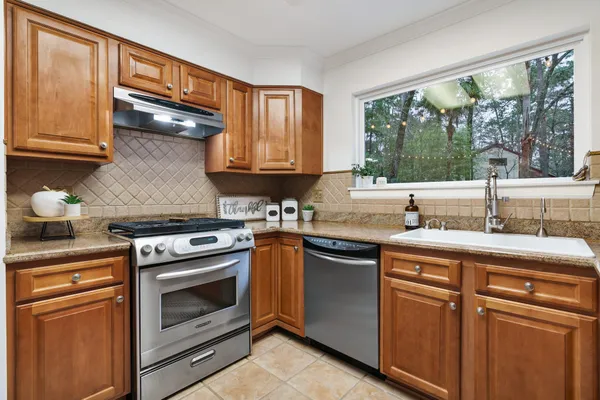 $3,200 | 15 Dusky Meadow Place, Spring, TX 77381