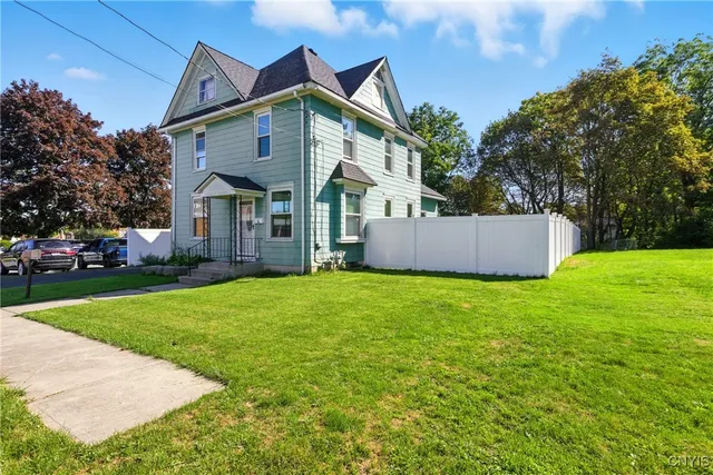 $215,000 | 6 Brookfield Place, Auburn, NY 13021