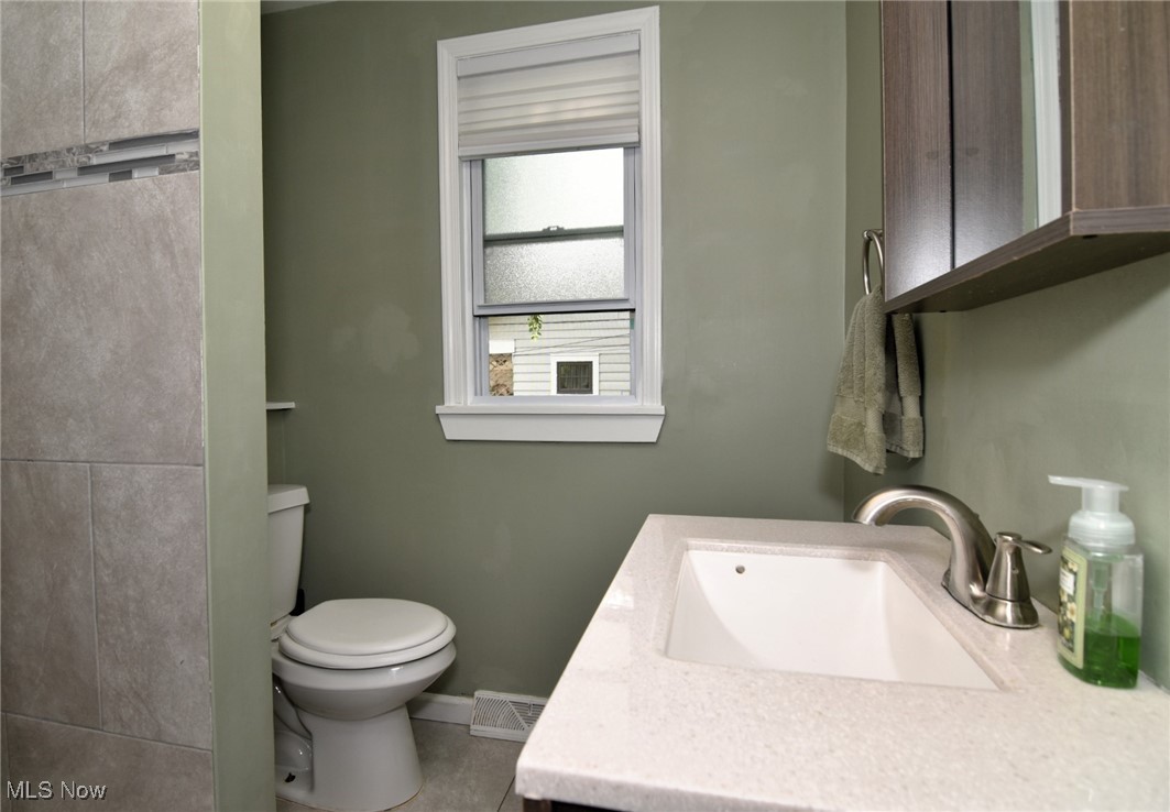 4498 Telhurst Road Cleveland, OH 44121 - Photo 18 of 33