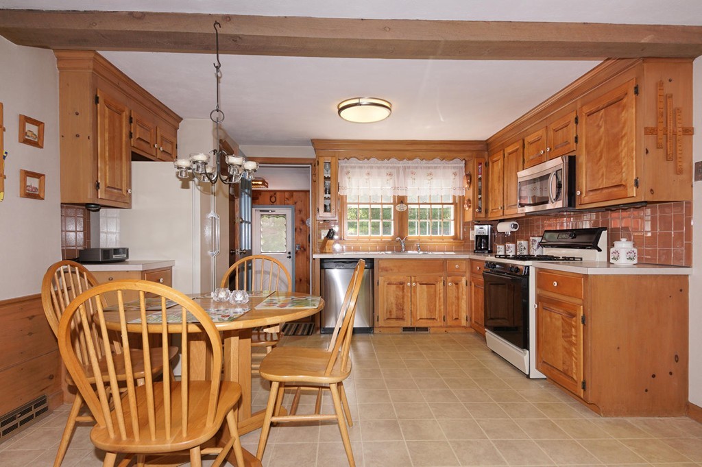 11 Conestoga Road Chelmsford, MA 01824 - Photo 3 of 26 Gallery Image 3