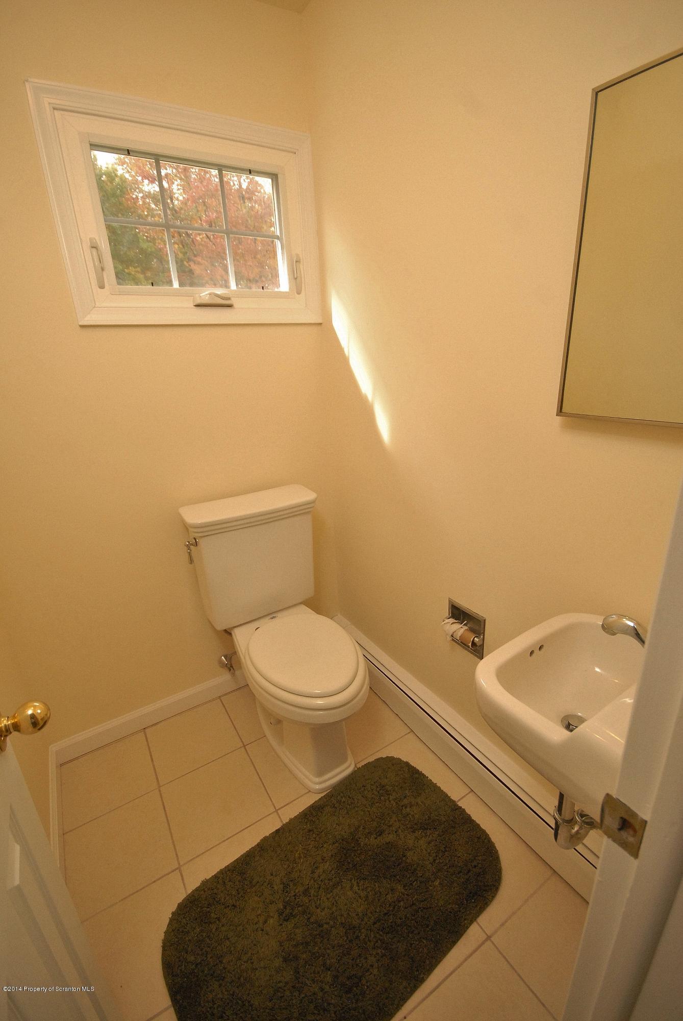 713 Gardner Road Moscow, PA 18444 - Photo 10 of 29 Gallery Image 10