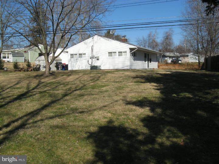 25 Vineyard Road Levittown, PA 19057 - Photo 16 of 17 Exterior Back