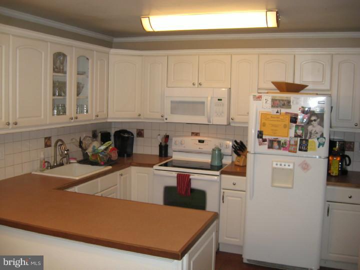 25 Vineyard Road Levittown, PA 19057 - Photo 4 of 17 Kitchen