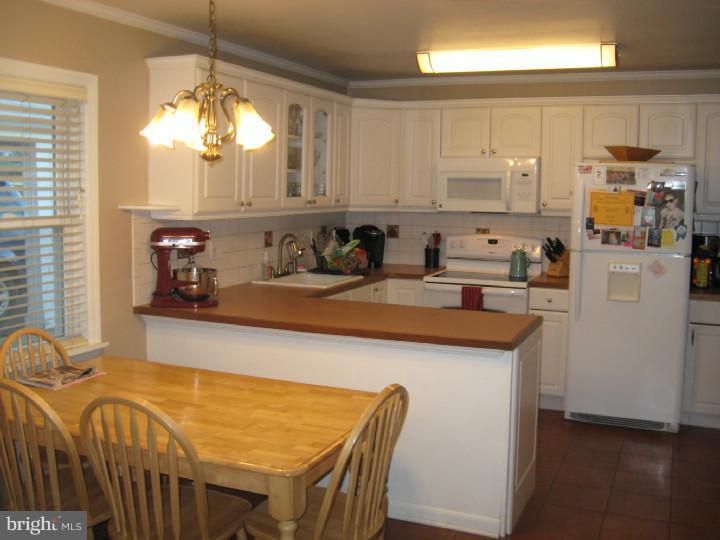 25 Vineyard Road Levittown, PA 19057 - Photo 5 of 17 Kitchen