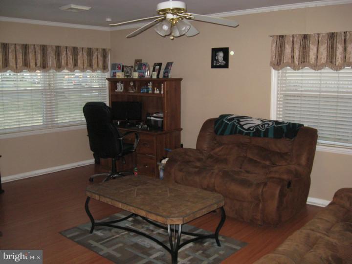 25 Vineyard Road Levittown, PA 19057 - Photo 7 of 17 Living Room