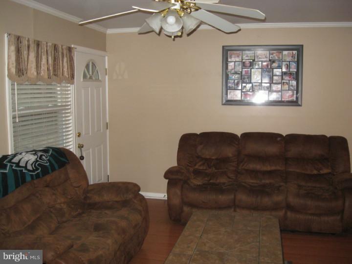 25 Vineyard Road Levittown, PA 19057 - Photo 8 of 17 Living Room