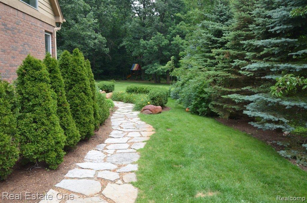 60630 Pennington Way Rochester, MI 48306 - Photo 29 of 29 Side Walk
