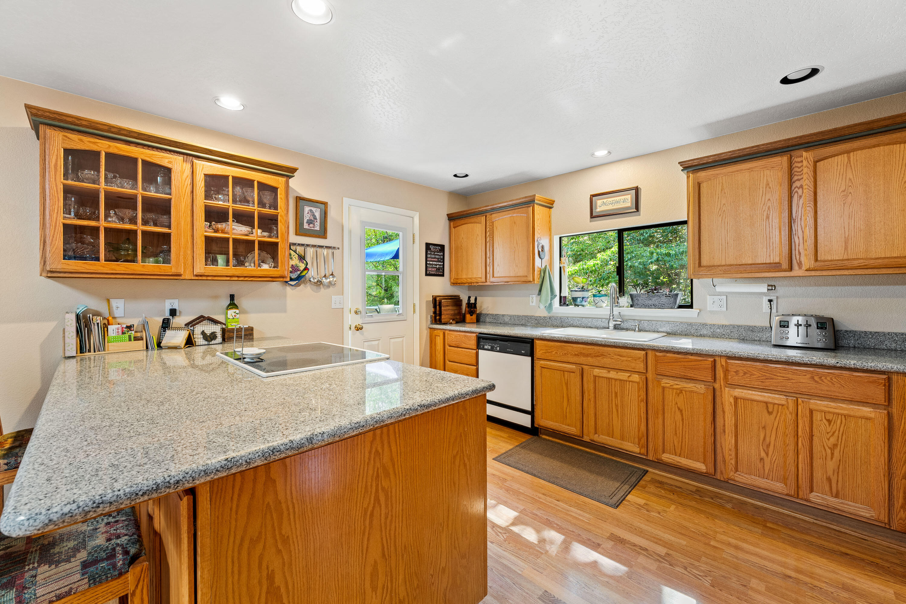 8360 Lower River Road Grants Pass, OR 97526 - Photo 7 of 62 INT (7 of 23)