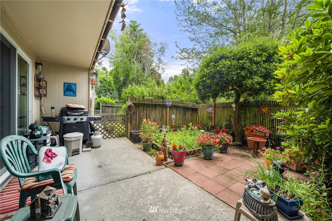 980 Edmonds Avenue Northeast Renton, WA 98056 - Photo 14 of 28 a backyard of a house with a garden and outdoor seating