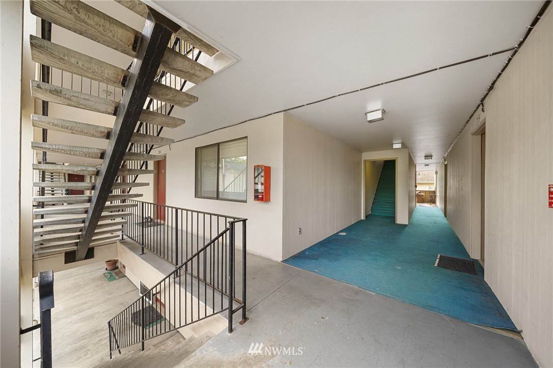 980 Edmonds Avenue Northeast Renton, WA 98056 - Photo 15 of 28 a view of entryway