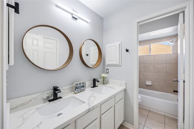 a view of empty room with windows