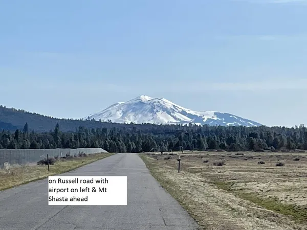 a view of a back yard