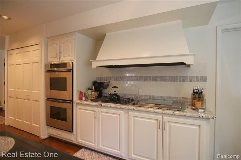 28053 Inkster Road Farmington Hills, MI 48334 - Photo 9 of 46