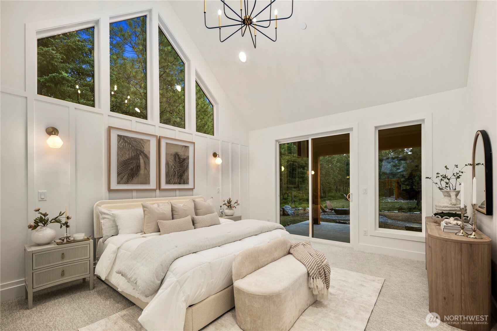 961 Larkspur Loop Cle Elum, WA 98922 - Photo 22 of 40 a spacious bedroom with a large bed and a large window