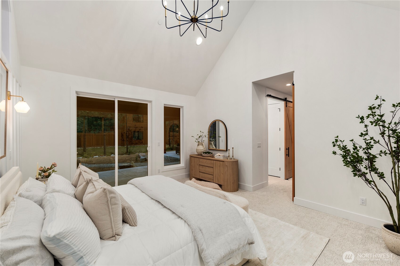 961 Larkspur Loop Cle Elum, WA 98922 - Photo 23 of 40 a bedroom with a large bed and a potted plant