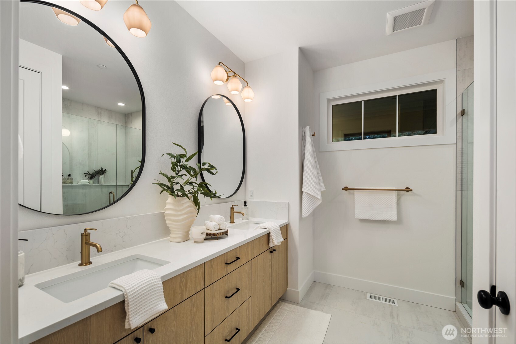 961 Larkspur Loop Cle Elum, WA 98922 - Photo 24 of 40 a bathroom with a sink a mirror and a shower