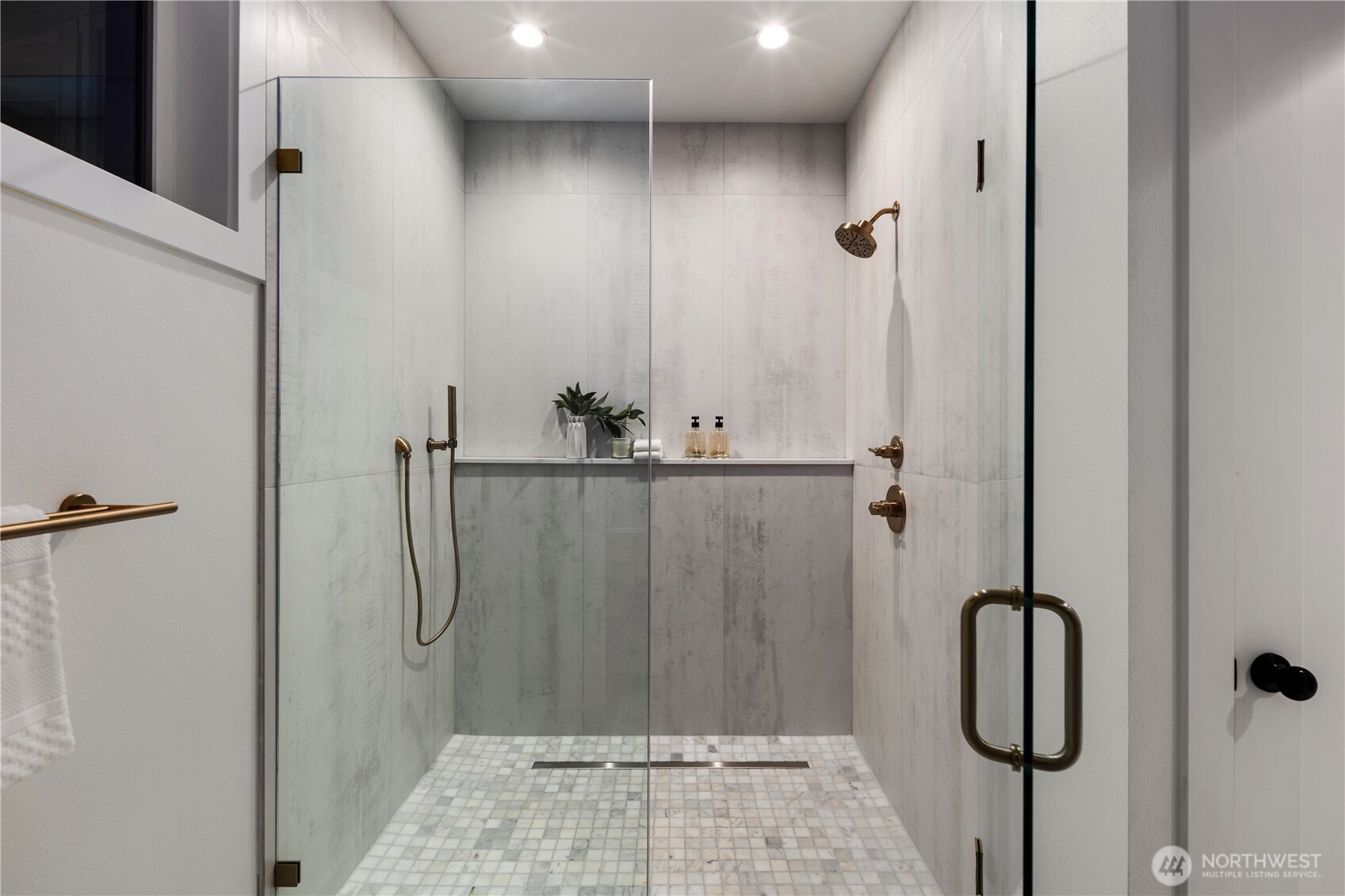 961 Larkspur Loop Cle Elum, WA 98922 - Photo 25 of 40 a bathroom with a shower