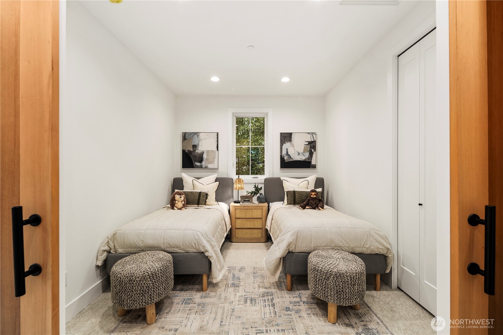 961 Larkspur Loop Cle Elum, WA 98922 - Photo 30 of 40 a living room with furniture and a lamp