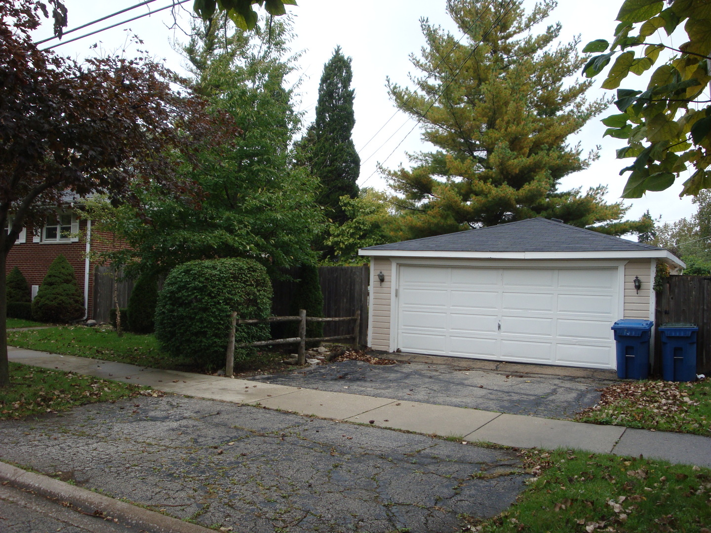601 Forest Road La Grange Park, IL 60526 - Photo 4 of 22 a backyard of a house with plants and trees