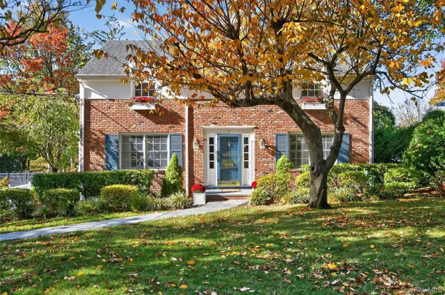 a view of a house with backyard and garden