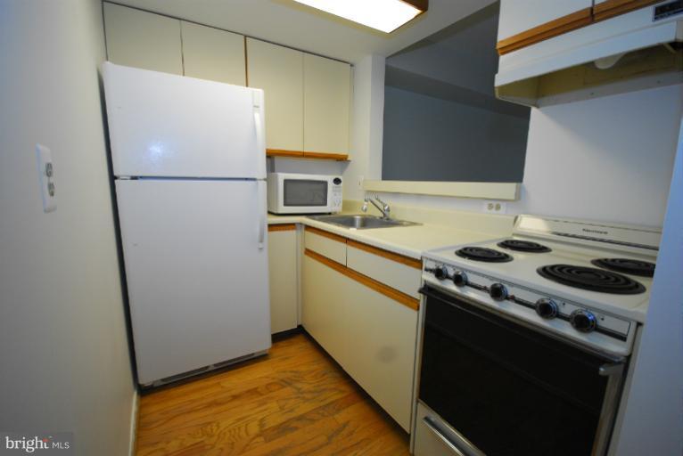 1951 Sagewood Lane, Unit 507 Reston, VA 20191 - Photo 6 of 17 Kitchen