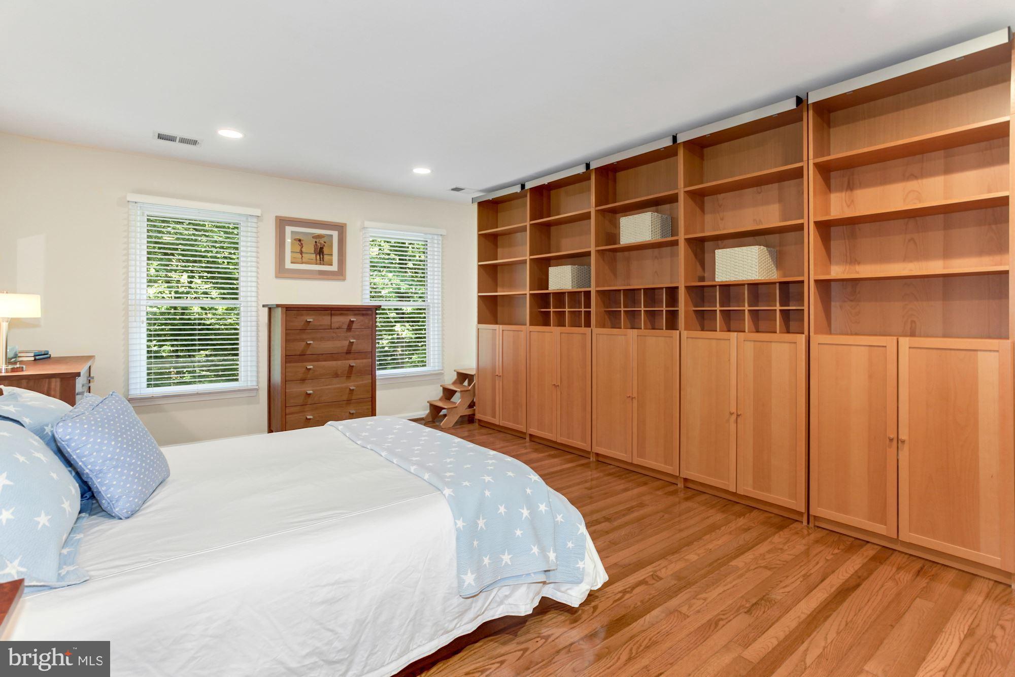 6663 Ridgeway Drive Springfield, VA 22150 - Photo 20 of 49 Upper - primary bedroom