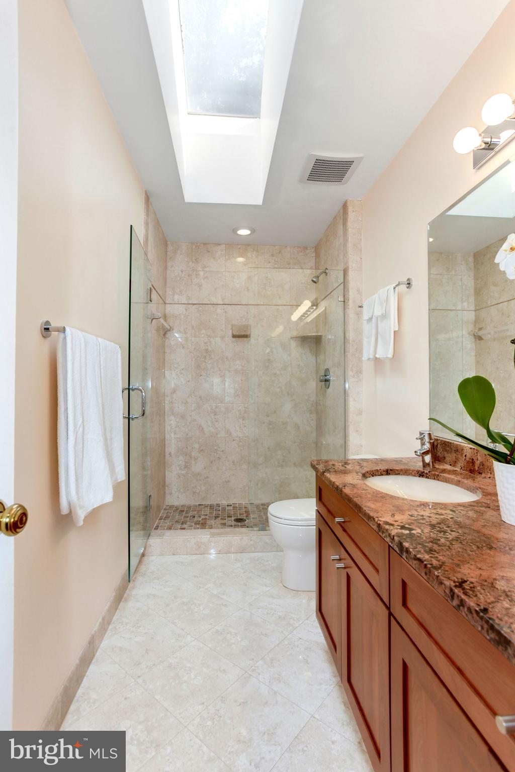 6663 Ridgeway Drive Springfield, VA 22150 - Photo 27 of 49 Upper - hall bathroom
