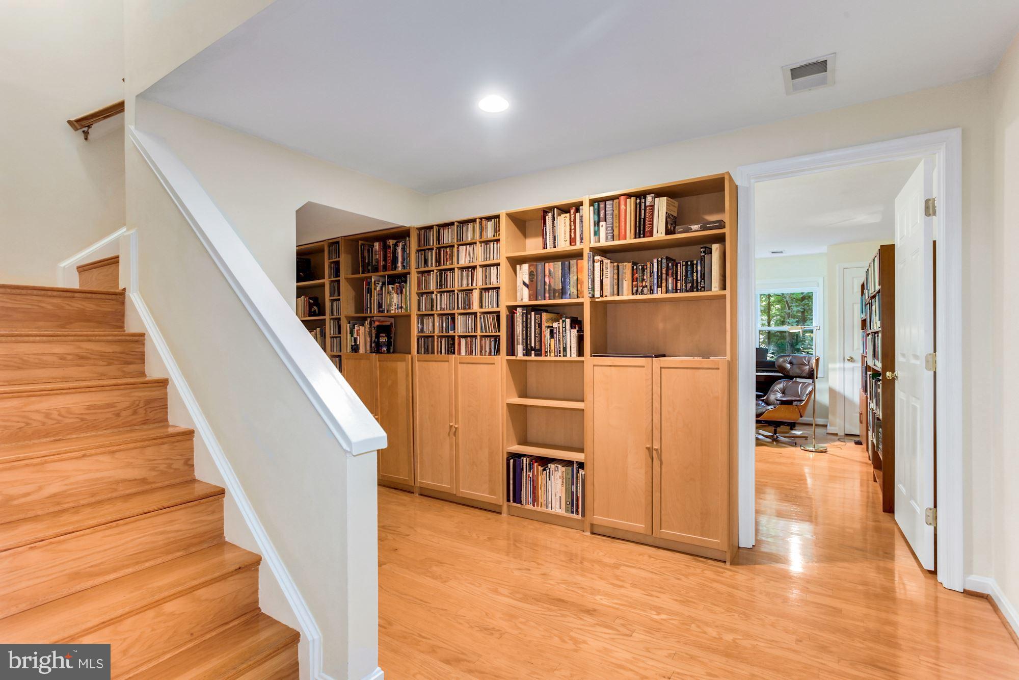6663 Ridgeway Drive Springfield, VA 22150 - Photo 28 of 49 Lower - landing/hall at bottom of stairs