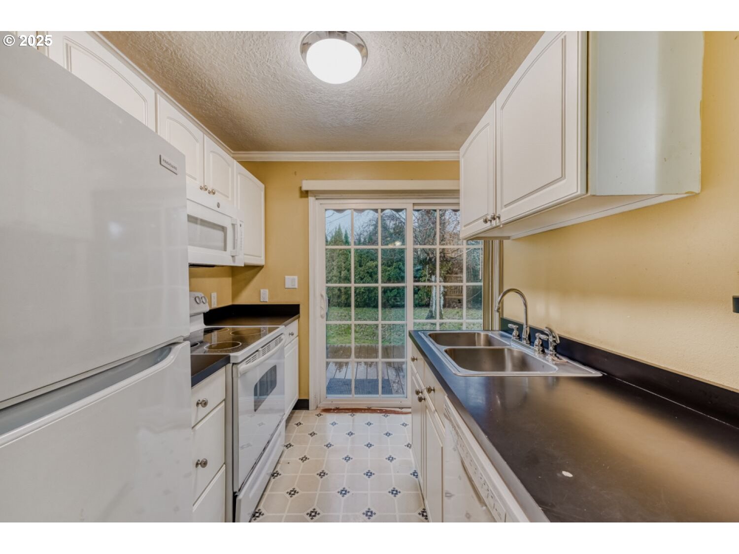 8426 Northeast Wygant Street Portland, OR 97220 - Photo 8 of 17 a kitchen that has a sink and a stove