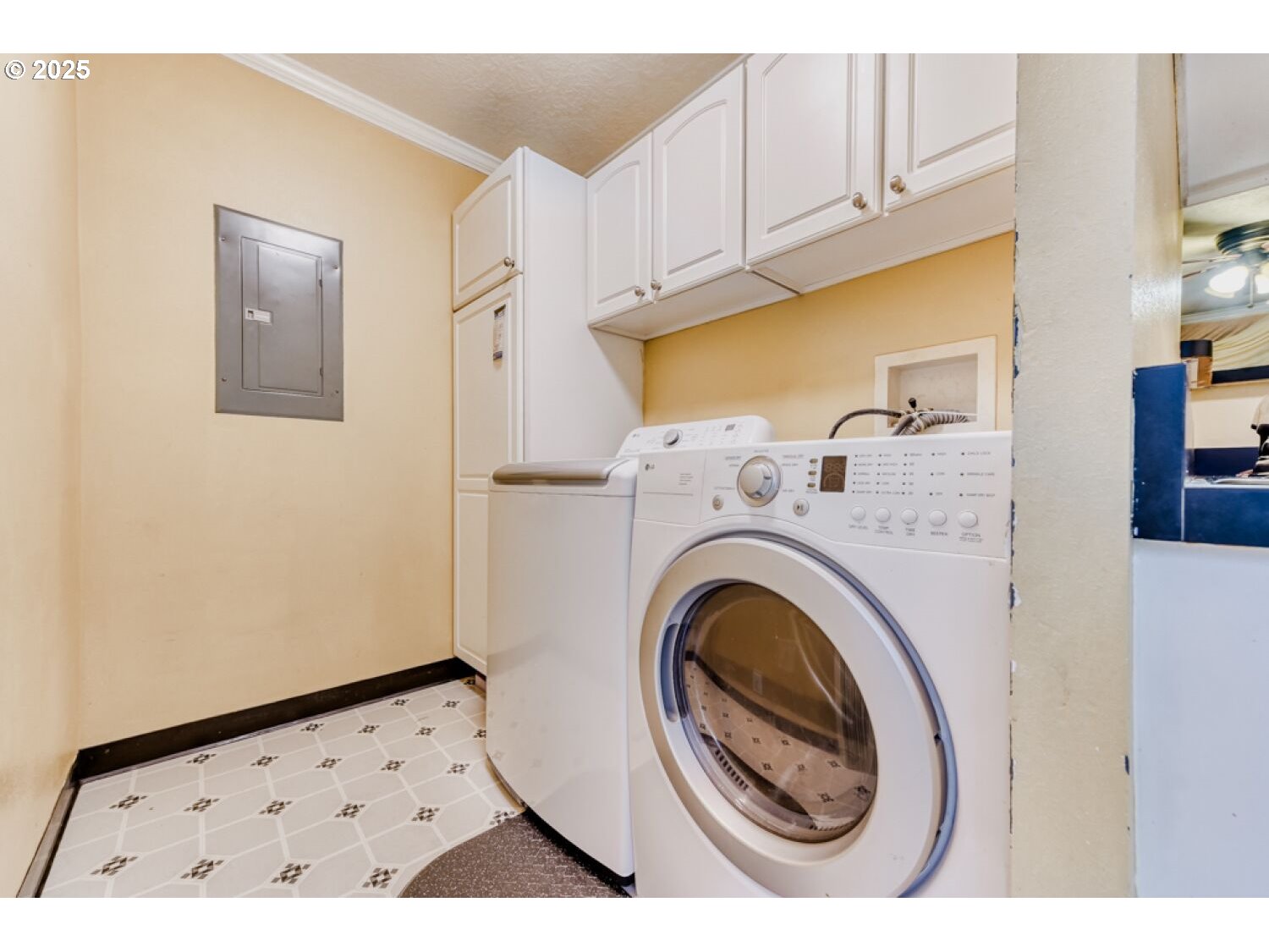 8426 Northeast Wygant Street Portland, OR 97220 - Photo 9 of 17 a utility room with dryer and washer