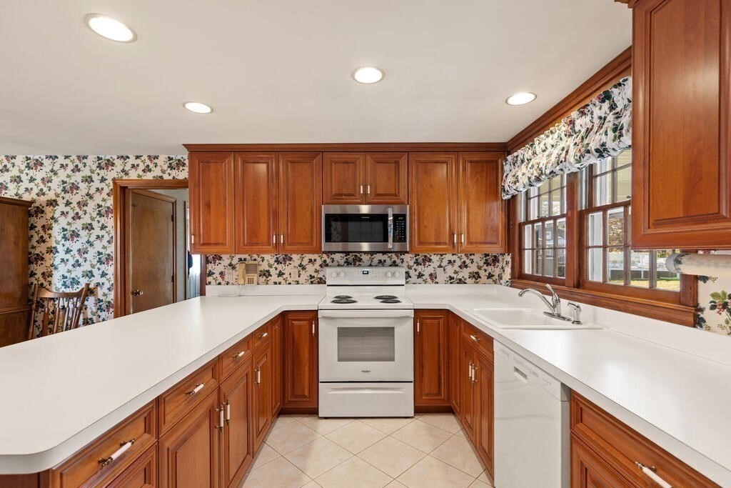 44 Marcia Road Wilmington, MA 01887 - Photo 3 of 25 Gallery Image 3