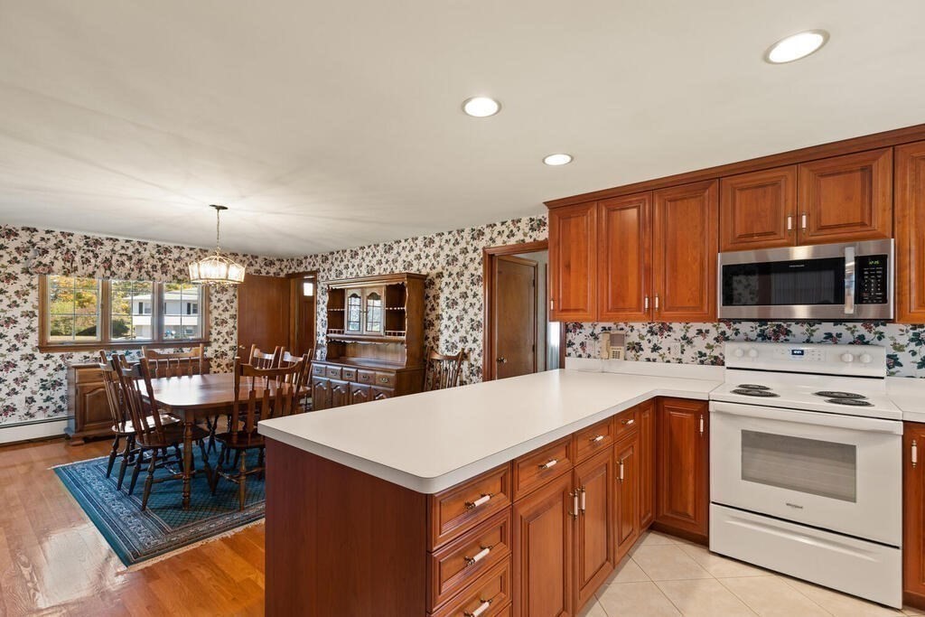 44 Marcia Road Wilmington, MA 01887 - Photo 4 of 25 Gallery Image 4