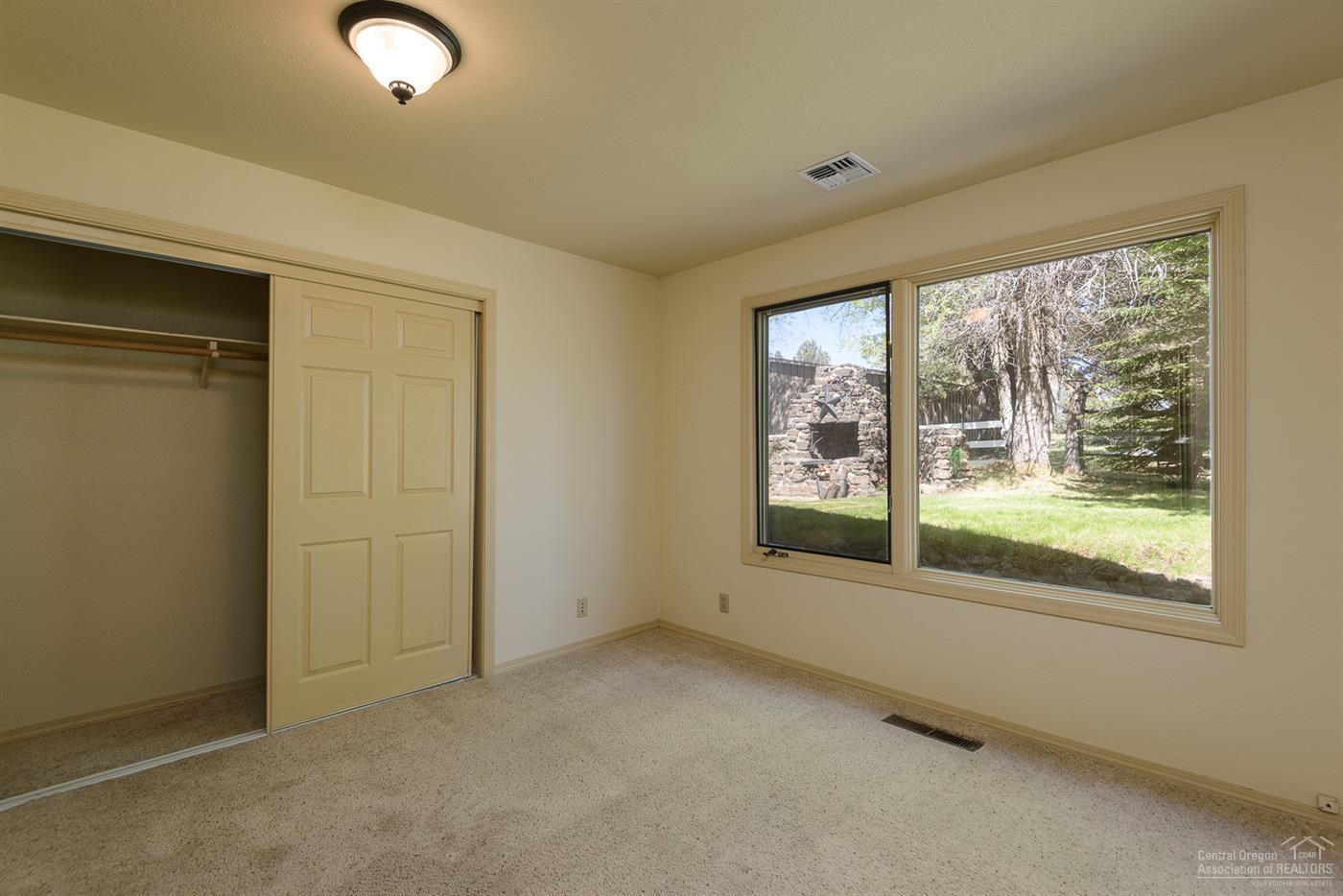 63050 Dickey Road Bend, OR 97701 - Photo 25 of 25 an empty room with windows