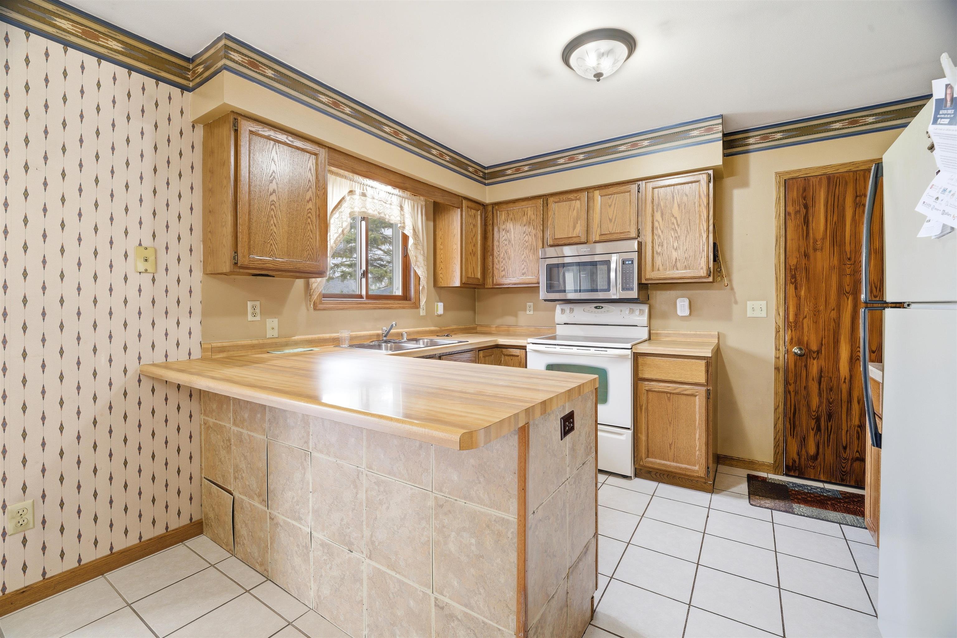 321 Superior Street Omro, WI 54963 - Photo 6 of 26