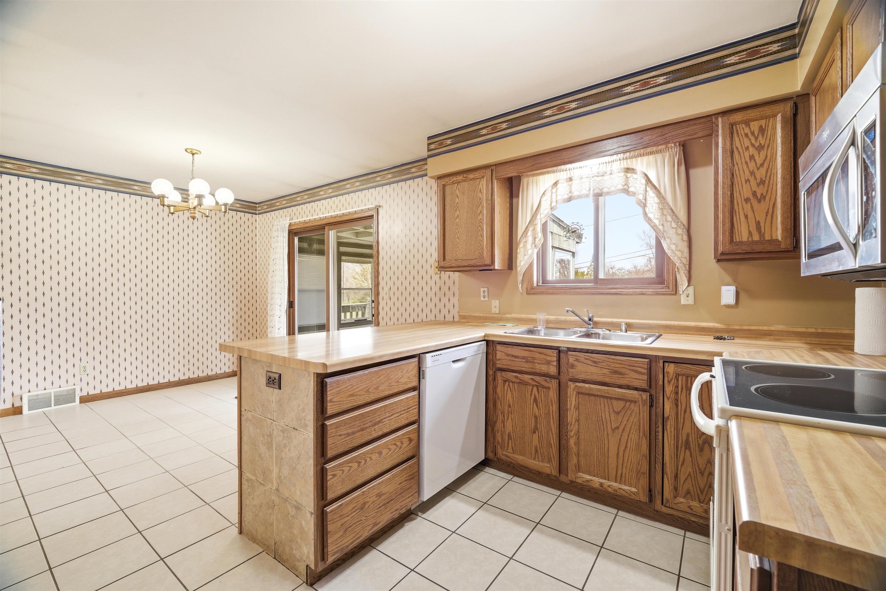 321 Superior Street Omro, WI 54963 - Photo 8 of 26