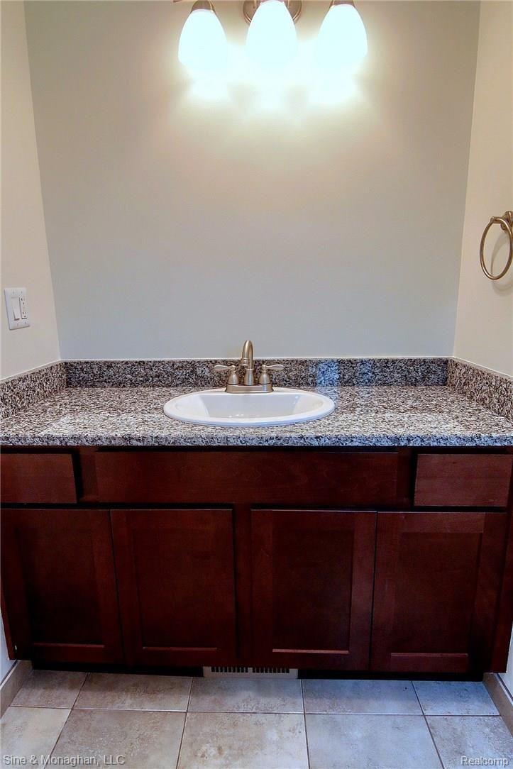 580 Roslyn Road Grosse Pointe, MI 48236 - Photo 19 of 29 Master_Bathroom.jpg