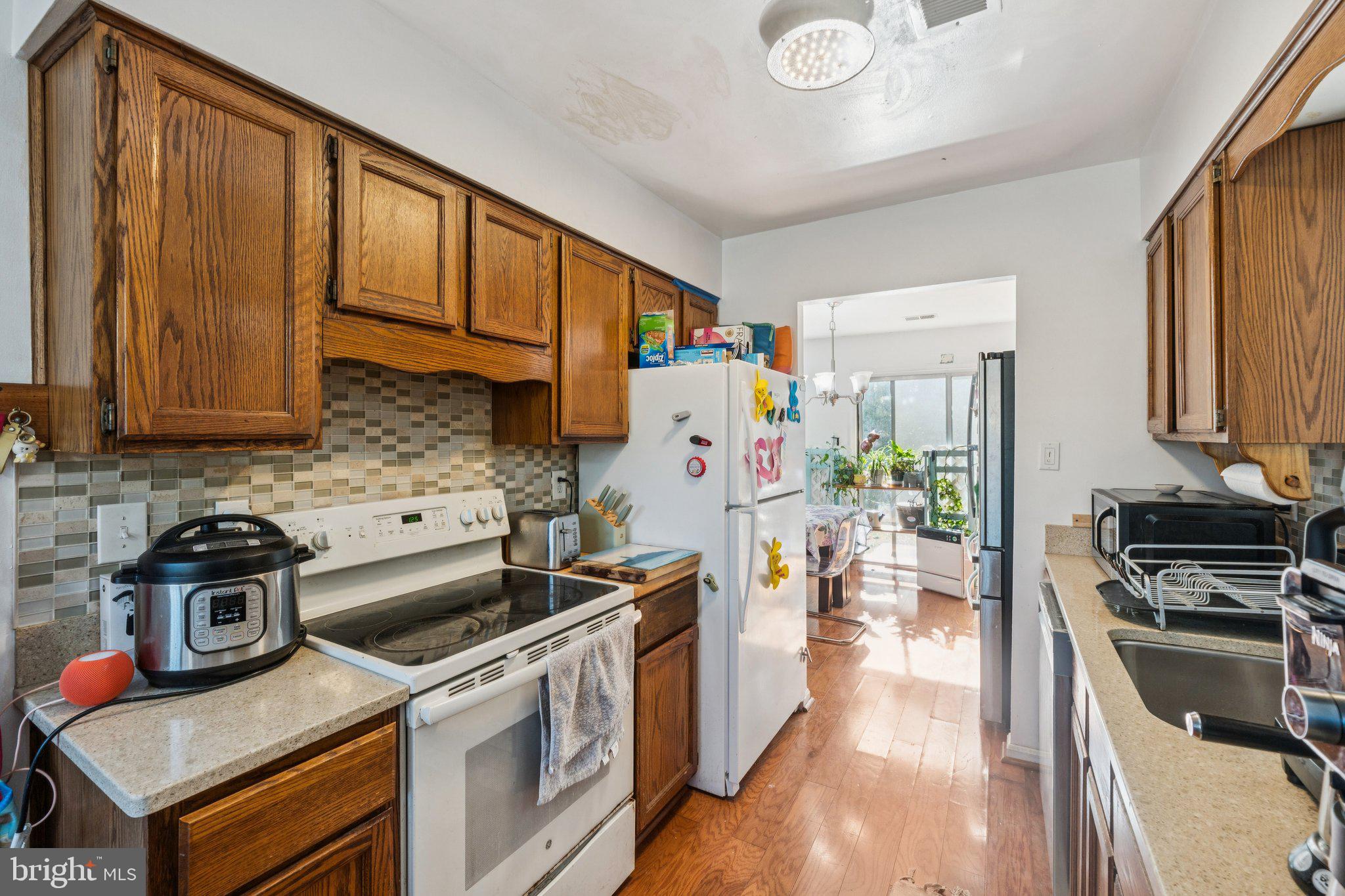 8124 Seneca View Drive Gaithersburg, MD 20882 - Photo 18 of 37 a kitchen with a stove a sink and a refrigerator