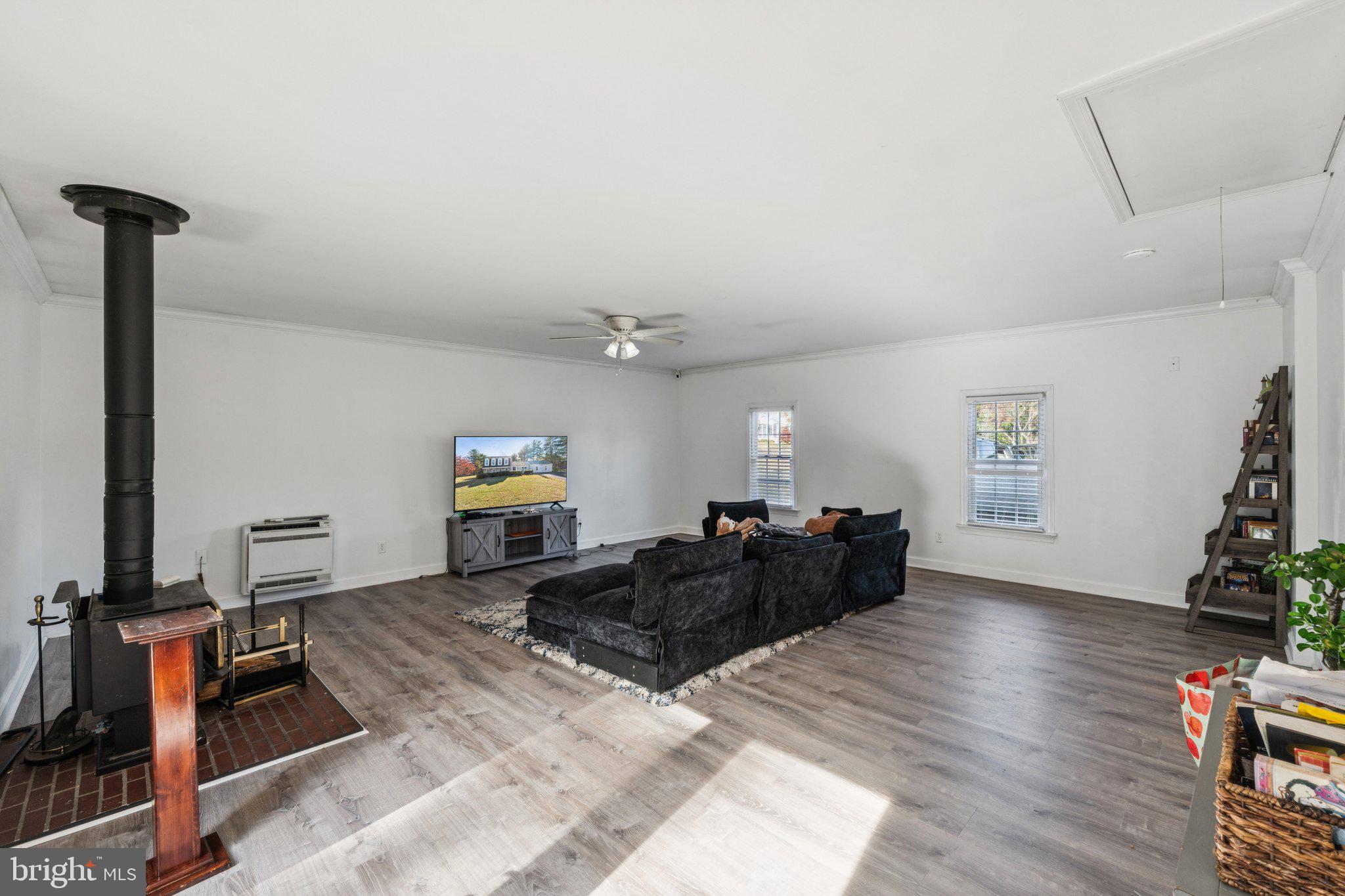 8124 Seneca View Drive Gaithersburg, MD 20882 - Photo 22 of 37 a living room with furniture gym equipment and a flat screen tv