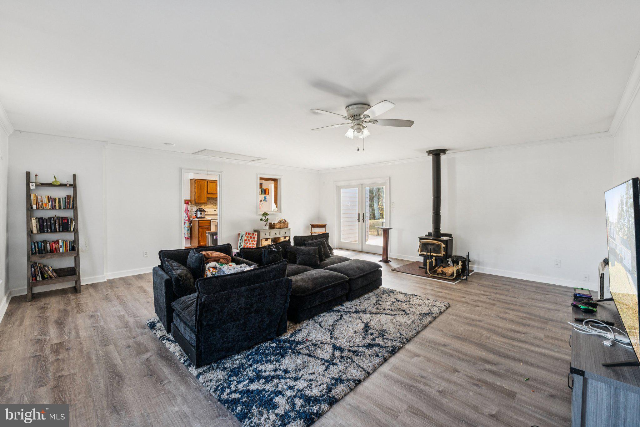8124 Seneca View Drive Gaithersburg, MD 20882 - Photo 23 of 37 a living room with furniture and wooden floor