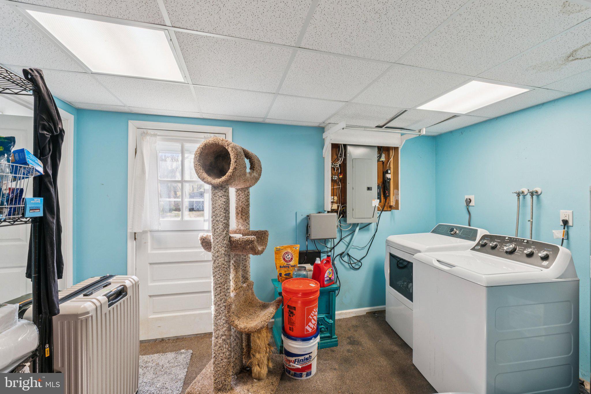 8124 Seneca View Drive Gaithersburg, MD 20882 - Photo 6 of 37 a utility room with dryer and washer