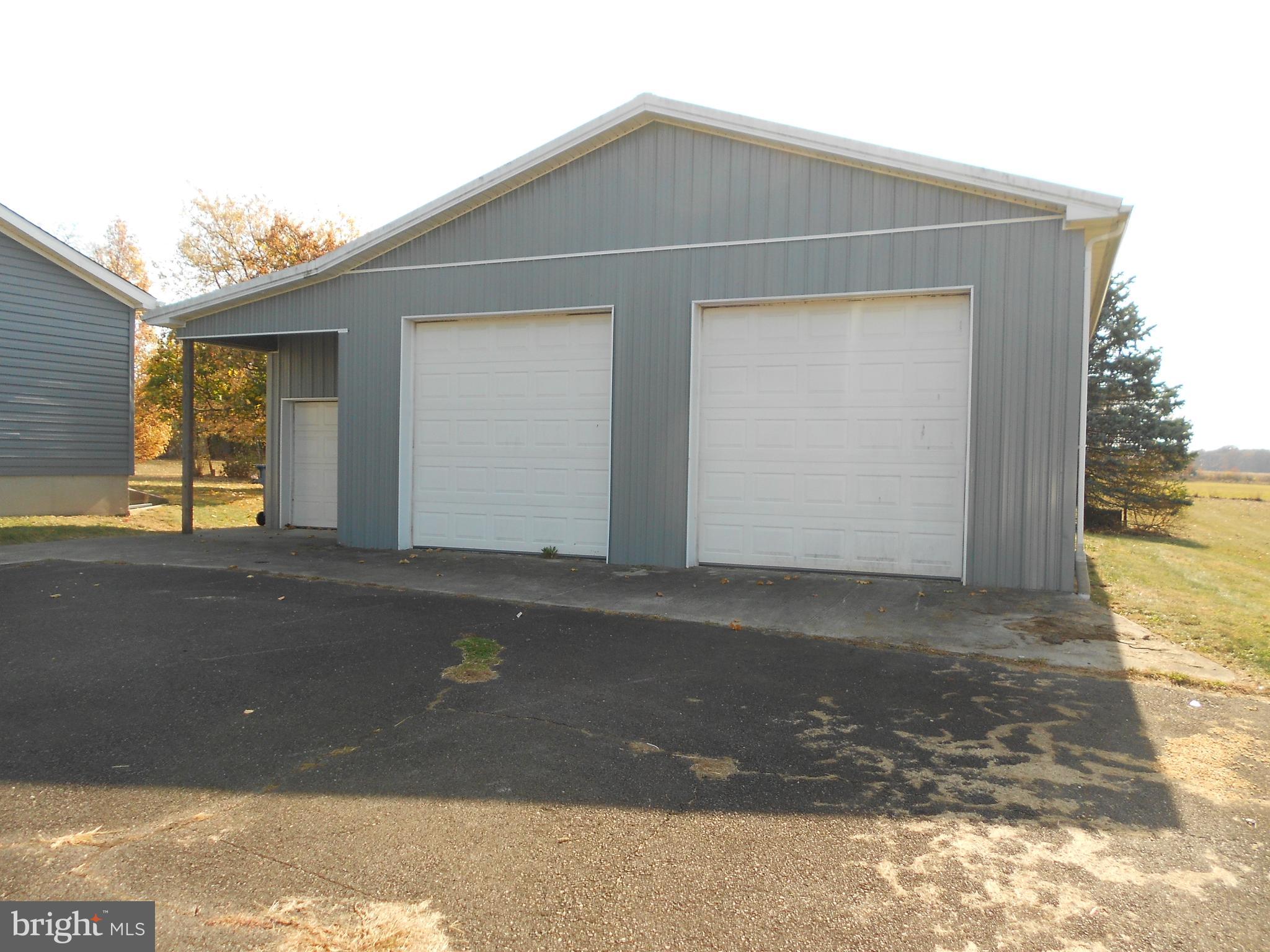 32x30 pole barn with car lift